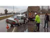 Otomobilin kamyona çarpma anı kameraya yansıdı