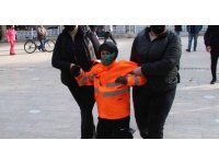 Camide uygunsuz hareketlerde bulunan Rus kadın, polis tarafından güçlükle çıkartıldı