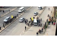 Direksiyon hakimiyetini kaybeden otomobil sürücüsü refüje çarptı
