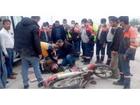 İşçi servisinin çarptığı motosiklet sürücüsü ağır yaralandı