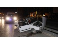 Adana’da kontrolden çıkan otomobil refüje çıktı: 1 yaralı