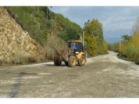 Serik’te selden etkilenen yollarda temizlik çalışması