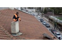 Şiddetli rüzgar nedeniyle yerinden çıkan baca şapkası korkuya sebep oldu