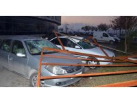 Şiddetli rüzgarın söktüğü çatı otomobillerin üzerine düştü