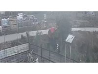 Dereye uçmak üzere olan arabayı esnaf kurtardı