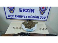 Polisten kaçarken attığı poşetten uyuşturucu çıktı