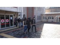 Narkotik köpeği uyuşturucuyu bulamasın diye sarımsakların arasına gizlediler