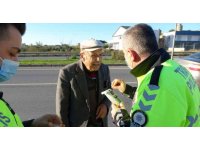 Önündeki otomobile çarpan 83 yaşındaki sürücü ekiplere zor anlar yaşattı
