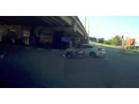 Kırmızı ışık ihlali yapan motosikletli ölümden döndü