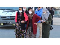 Katledilen kızının cenazesini alan anne güçlükle ayakta durabildi