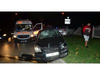 Aynı yönde seyir halindeki otomobillerin kazası demir bariyerlerde son buldu: 3 yaralı