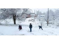 Çocuklar kartopu oynayarak karın tadını çıkardı