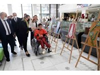 Engelli sanatçının ayaklarıyla yaptığı resimler sergilendi