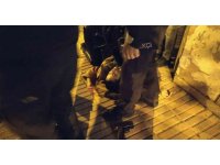 Kocasının silahını kurcalarken kendini vurdu