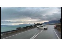 Virajı alamayan otomobil karşıdan gelen kamyonetle çarpıştı