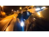 Yakıtı biten aracı diğer aracın kaputuna oturup ayakları ile ittiler