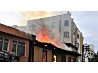 Antalya’da yanan binanın birinci katında mahsur kalan genç kız atlayarak hayata tutundu