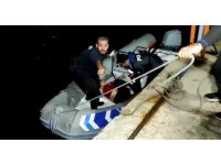 Kıyafetleriyle denize giren kadının çığlıklarına deniz polisi yetişti