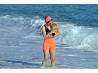 Gök gürültülü sağanak beklenen Antalya’da, güneşli havayı gören soluğu sahilde aldı