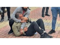 Dolandırıcılık şüphelisi, esnaf tarafından yakalanıp kaçmaması için elektrik kablosuyla bağlandı