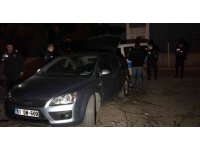 Yaralama suçundan aranan kişi otomobille polisten kaçtı, merdiven boşluğunda yakalandı