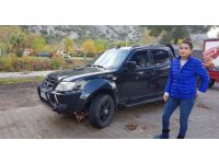 Taşan derede mahsur kalan kadını turistler kurtardı