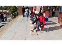 Öğrenciler ayaklarıyla resim yaptı, gözleri kapalı yemek yedi