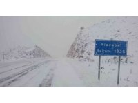 Antalya-Konya karayolunda kar kalınlığı 30 santime ulaştı