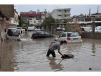 Silifke’de yağışlar sele neden oldu, araçlar sulara kapıldı