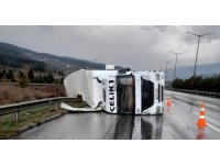 Osmaniye’de kaygan yolda kontrolden çıkan tır yan yattı