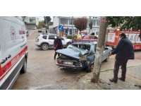 Kaldırımda bekleyen iki öğrenci kazadan elektrik direği sayesinde kurtuldu