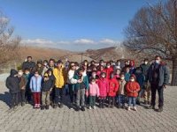 Gönüllülerden kırsal kesimde yaşayan çocuklara mont ve bot yardımı