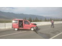 Hafif ticari araç beton bariyere çarptı: 2 yaralı