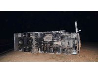 Kamyon şarampole devrildi, sürücü kazayı yara almadan atlattı