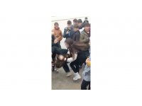 Sokak ortasında kavga eden arkadaşlarını ayırmak yerine gülerek izlediler