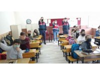 Antalya’da jandarmadan öğrencilere ‘KADES ve kadına yönelik şiddetle mücadele’ eğitimi