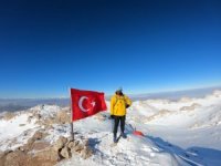 3054 rakımdaki Türk bayrağını yenilediler