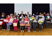 Osmaniye’de ihtiyaç sahibi çocuklara kışlık ayakkabı desteği