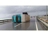 Şiddetli rüzgar park halindeki eşya dolu kamyonu devirdi