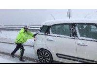 Isparta’da sürücülerin yardımına polis koştu