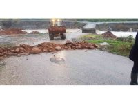 Hatay’da şiddetli yağmurda köprü yıkıldı, tekne alabora oldu