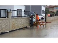 Okulun sokağını su bastı