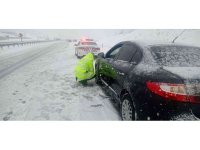 Araçlarıyla yolda kalan sürücülerin yardımına jandarma koştu