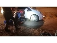 Arabanın çarptığı köpek, ön tekerleğe sıkıştı