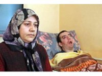 8 yıldır gözlerini kırpamıyor, adeta kan ağlıyor