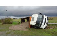 Sahilden kum alıp jandarmadan kaçarken kamyonu devirdi