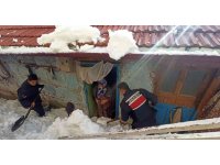 Kar nedeni ile evinde mahsur kalan kadının yardımına jandarma koştu