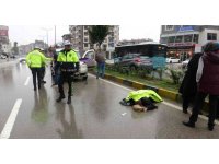 Otomobilin çarptığı yaşlı kadın metrelerce savruldu