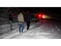 Kar gezisine çıkan 4 kişi otomobilleri kara saplanınca mahsur kaldı