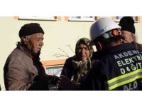 Isparta’da evi yanan yaşlı çift kendilerini sokağa zor attı